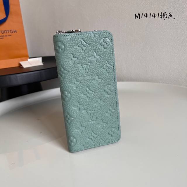 工厂P价 顶级原单 M14141绿色 这款男士竖款拉链钱夹以耐磨的 Damier Graphite 帆布制成，气质优雅。多个实用的口袋和隔层设计可轻松容纳现金、