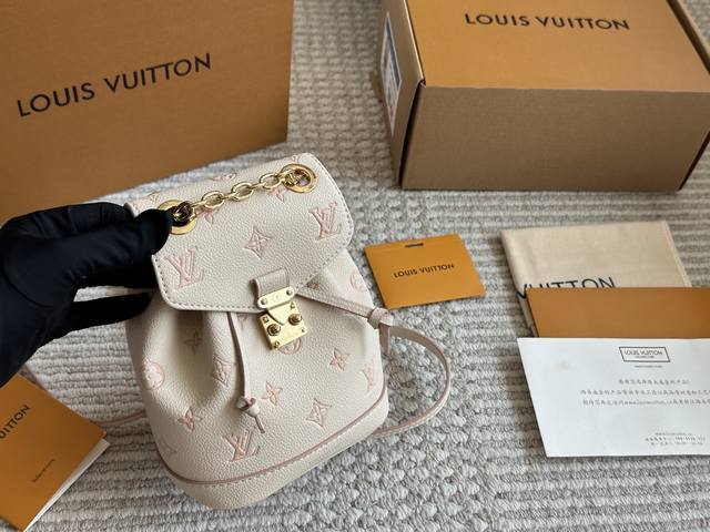 Lv新款粉色Mini双肩包，好温柔呀~ 新款奶油草莓梅Nano Noe迷你双肩包 实物.上身实拍图 可双肩背单肩背 实测可容纳手机，粉饼，口红，纸巾，车钥匙。