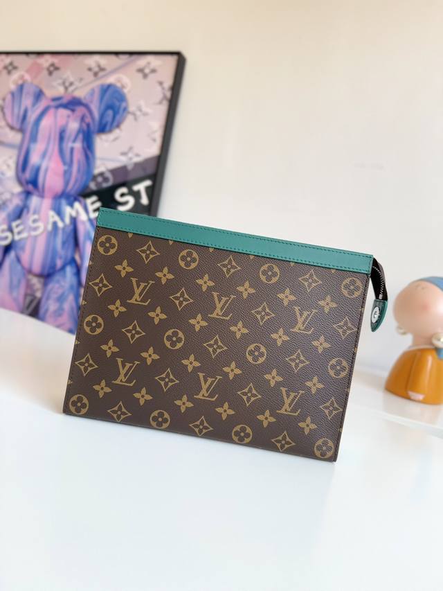 工厂P价 海外原单M12820绿色独家实拍！ Monogram Maccasse用画布缝制，并修剪彩色皮革，并施加同系颜色的内衬“Pochet Voyage M