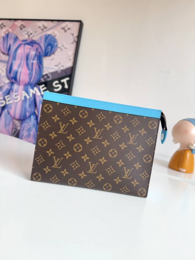 工厂P价 海外原单M12820湖水蓝独家实拍! Monogram Maccasse用画布缝制,并修剪彩色皮革,并施加同系颜色的内衬“Pochet Voyage 工厂P价 海外原单M12820湖水蓝独家实拍! Monogram Maccasse用画布缝制,并修剪彩色皮革,并施加同系颜色的内衬“Pochet Voyage