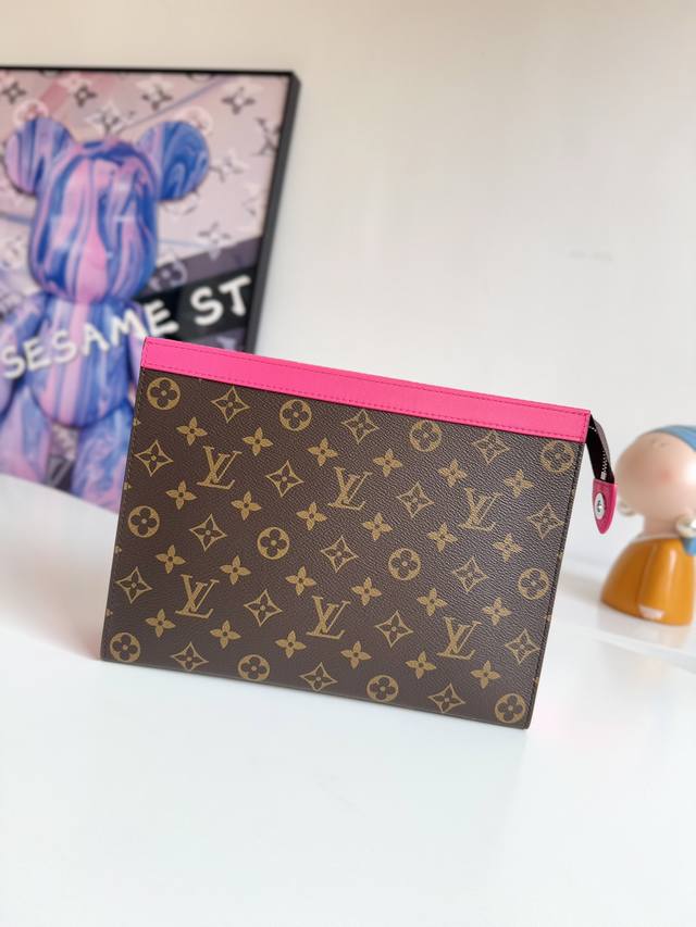 工厂P价 海外原单M12820玫红独家实拍！ Monogram Maccasse用画布缝制，并修剪彩色皮革，并施加同系颜色的内衬“Pochet Voyage M