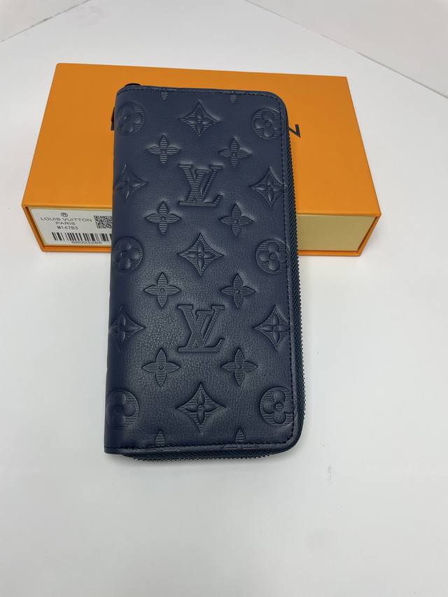 工厂P价 顶级原单 M14783蓝色注重优雅感与安全性的Zippy拉链竖款钱夹,由柔软的Monogram Shadow小牛皮裁制而成,饰有标志性路易威登Mono 工厂P价 顶级原单 M14783蓝色注重优雅感与安全性的Zippy拉链竖款钱夹,由柔软的Monogram Shadow小牛皮裁制而成,饰有标志性路易威登Mono