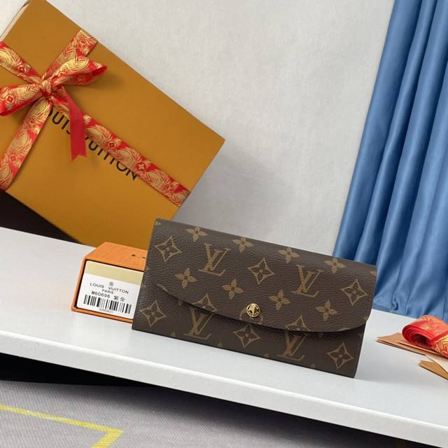 海外原单M60696金扣紫红钱夹独家实拍！功能实用且设计华美的 Emilie 钱夹采用柔软的 Monogram 帆布制成，衬以颜色鲜艳的内衬，气质极为优雅。 多