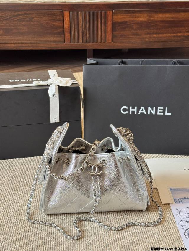 原单版本 鱼子纹 Mini Chanel 2026 Cruise早春手袋Mini Hobo 香奈儿 Chanel 牛皮刺绣购物袋出货｜超级柔软，亲感特别好！内里