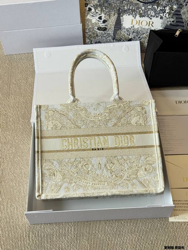 复刻版 原版布 Dior 原版布提花 25Ss新款蝴蝶刺绣Book 托特包 Dior Book Tote今年最喜欢的一款购物袋 Tote我用的次数最多的包，因为