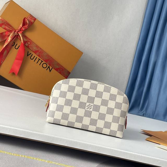 海外原单N60024独家实拍！这款化妆包轻盈、明快而优雅，时尚的款式适合轻松旅行或日常使用。柔软的 Damier Azur 帆布材质，搭配奢华的牛皮革饰边和黄铜