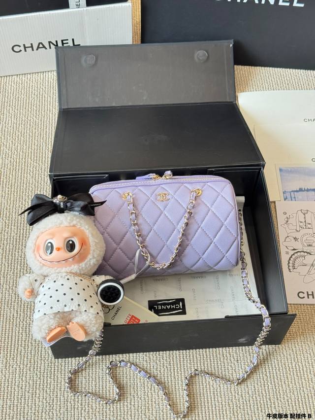 牛皮版本 配挂件 Chanel 保龄球包白金 荔枝牛太美啦 小巧玲珑！精致到无法呼吸的小保龄球包 圆鼓鼓的包型随手一拎都超可爱！ 经典耐用的荔枝牛皮的材质很加分