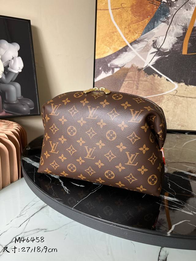 工厂P价 顶级原单 M46458老花 化妆包系列 本款化妆包选用经典 Monogram 涂层帆布和金属件，搭配可水洗内衬。开启拉链，内贴袋和拉链内袋确保洗漱用品