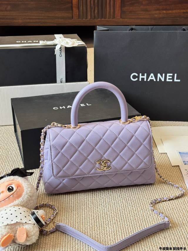 牛皮版本 配挂件 背一辈子的必备！香奈儿 Coco Handle ，一你们期待已久的香奈儿 Coco Handle小号到货啦！这款包包一经推出就备受时尚圈青睞，