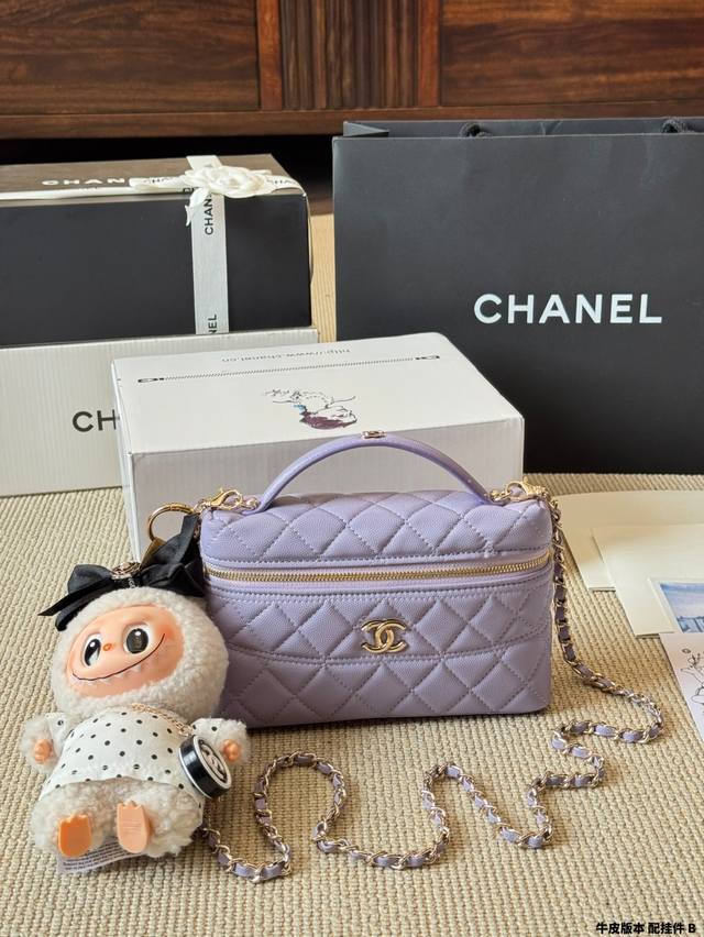 牛皮版本 配挂件 Chanel 手柄盒子包 慵懒随性又好背 上身满满的惊喜 高级慵懒又随性 彻底心动的一只 Size：17 11Cm