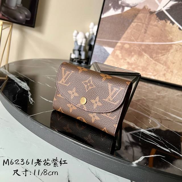 工厂P价 顶级原单 M41939金紫,M62361老花紫红!金扣 小巧玲珑却极为实用,此款多彩信封式零钱包是现代女性都市生活中的完美伴侣。身材小巧,轻松收入包袋 工厂P价 顶级原单 M41939金紫,M62361老花紫红!金扣 小巧玲珑却极为实用,此款多彩信封式零钱包是现代女性都市生活中的完美伴侣。身材小巧,轻松收入包袋