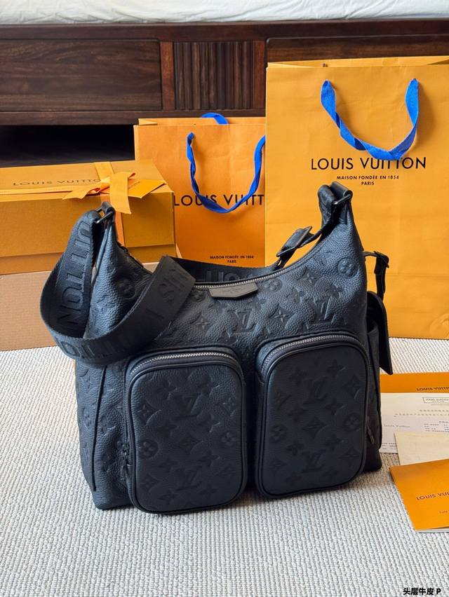 头层牛皮 新款Lv Hobo Cargo Shadow系列工装流浪包 Lv Ss25新款男包系列 Lv 热门斜挎包，时尚圈的宠儿！独特设计，融合经典与潮流元素，