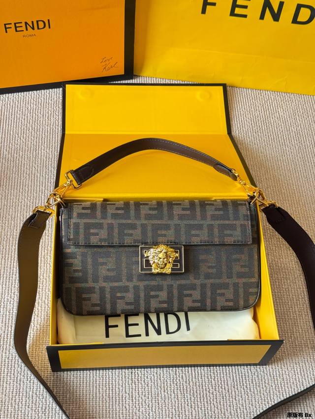 原版布 Fendi芬迪 范思哲联名法棍包终于Get了 本来以为不会对什么包包心动了，近来又被芬迪这只法棍包给戳到了显白又精致，而且超好 搭配 最重要的是不挑衣服