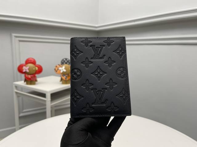 工厂P价 顶级原单 M13187压花护照“Couvertaux Passport Nm”采用了蒙版阴影皮革,在保护护照的同时美观。皮革上经过不经意的压花加工而成 工厂P价 顶级原单 M13187压花护照“Couvertaux Passport Nm”采用了蒙版阴影皮革,在保护护照的同时美观。皮革上经过不经意的压花加工而成