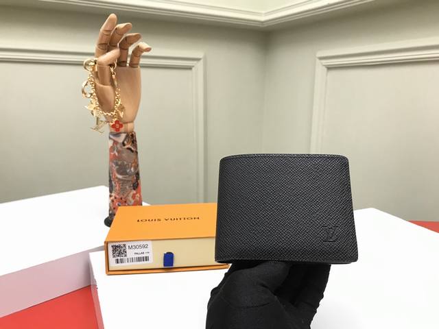 工厂P价 顶级原单 M30952十字纹这款钱夹属于 Damier Graphite 帆布系列，设计时尚低调，便于收纳纸币、信用卡与收据，轻便耐用，可轻易放入上衣