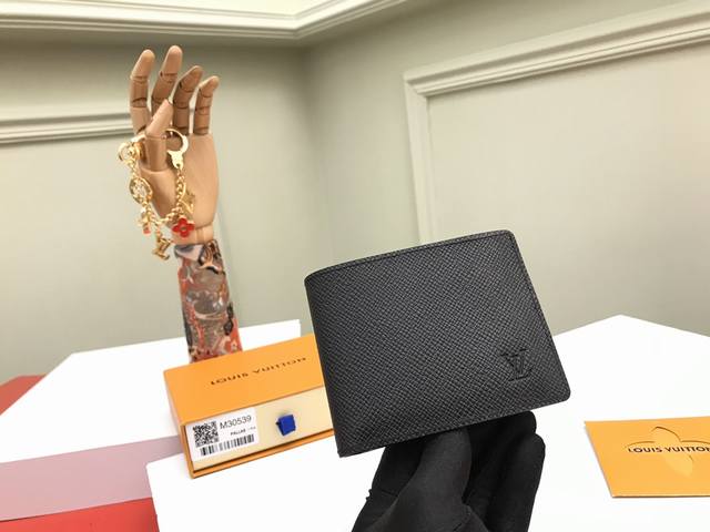 工厂P价 顶级原单 M60332十字纹，M30539十字纹由风格阳刚的Monogram Eclipse帆布面料裁制而成，此款Slender钱夹小巧而纤薄。可容纳