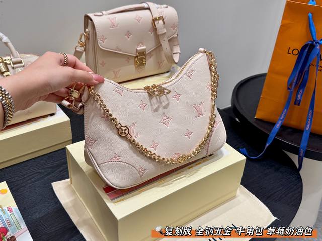 折叠礼盒 复刻版 Size：29*16Cm Lv 白草莓奶油牛角包 Blogne 奶油白配着星星点点的草莓酱属于夏天的颜色 活泼又可爱！ 两根肩带斜挎单肩都可以