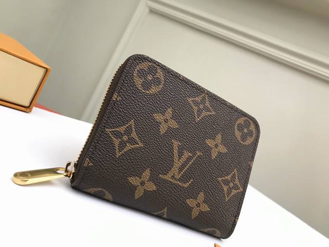 工厂P价 顶级原单 M60067老花这款拉链零钱包为都市人提供了最理想的选择。包身精巧紧凑，可以用来装零钱、信用卡和折叠起来的纸币。即使身上的口袋小，也可轻松地