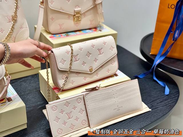 折叠礼盒 复刻版! Size:21*13Cm Lv 三合一牛皮款 粉白小可爱 草莓奶油色配色也太美啦! 全钢五金 Lv Felicie 链条包信封包三合一 夏天 折叠礼盒 复刻版! Size:21*13Cm Lv 三合一牛皮款 粉白小可爱 草莓奶油色配色也太美啦! 全钢五金 Lv Felicie 链条包信封包三合一 夏天