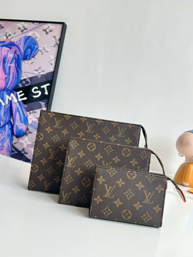 工厂P价 顶级原单 M47195三件套 Trio 盥洗袋为 Monogram 帆布搭配明丽可水洗内衬，再以莹亮金属件点睛工致细节。尺寸：25 X 20 X 5.