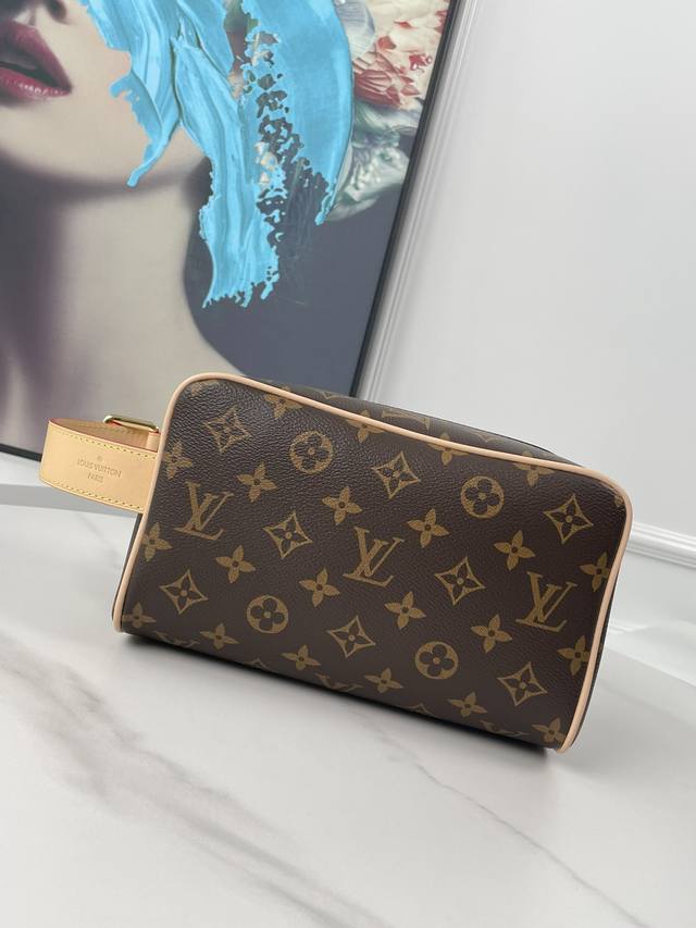 工厂P价 海外原单M83112老花独家实拍！本款 Locker Dopp Kit 盥洗袋取材 Monogram 帆布，融汇当代潮流和典雅格调。紧凑构型内含充裕空