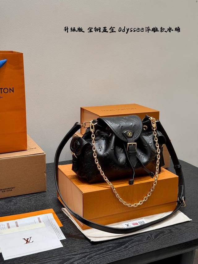 全套礼盒 升级版 钢五金！ 尺寸24*17Cm Lv 新款Odyssee手袋浮雕款水桶腋下包 抽绳水桶Lv家经典款之一 别看它花里胡哨，上身真的绝绝子 色彩搭配