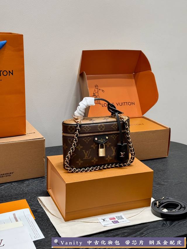 全套礼盒包装 钢五金 芯片版！ Lv超火的化妆包中古Vanity 疯狂种草 Lv这款来自 年最新的化妆包，全名叫Vanitychain Pouch，正式上线了