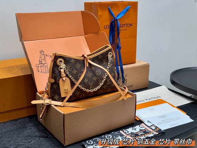 全套礼盒 升级版 芯片 钢五金 带丝巾！ Lv新款Carryall Bb 链条小Tote托特 鲶鱼须子和大金链子宝宝们形容的太贴切了 Lv配金链子真的好看 小小