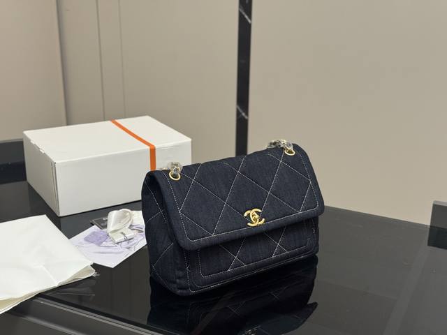 香奈儿包包控看过来！ 万众期待的25K早秋高级手工坊系列终于要来了！而且！这将是维姨 Virginie Viard 作为创意总监的最后一场大秀作品啊！ 这季包包