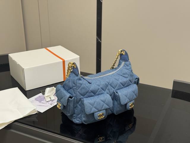 香奈儿牛啊牛啊还得是牛仔 牛仔是很随性又很好用的一种材质呢吧 Chanel这一只的牛仔邮差包真的很乖呢 尺寸:30Cm