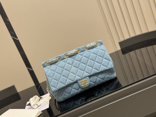 无盒 香奈儿 中古牛仔斜挎包 Chanel 这只牛仔包包虽然很极品但是却很好搭。不会很扎眼。但是仔细一看嗯 真香 能单肩能斜挎长度非常友好呢，经典的双C金扣增加