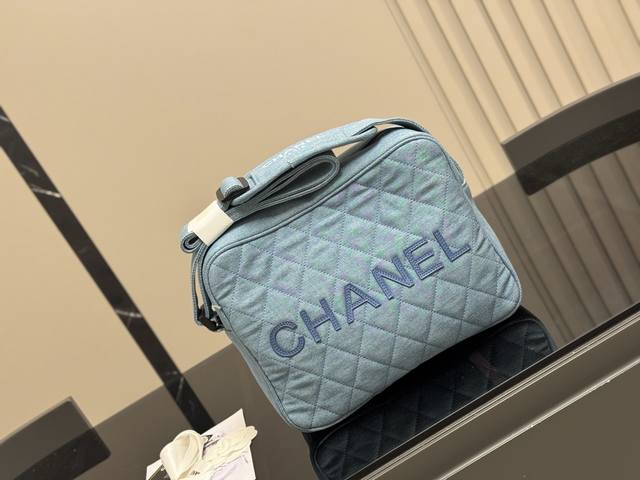 无盒 尺寸：28.22Cm 香奈儿 牛仔保龄球 安排！安排！ 今年出的这个保龄球包可太好看了 水洗做旧款更加有高级感