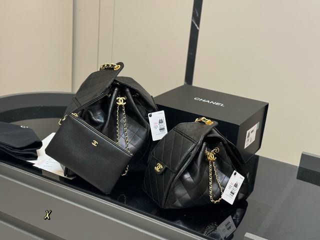 配盒 Chanel 25Bag 真绝绝子 今年香奈儿25S系列简直美爆... 这只Hobo是个小号尺寸个人觉得比较日常 鱼子酱的质感颗粒没这么重反而很细腻 也比