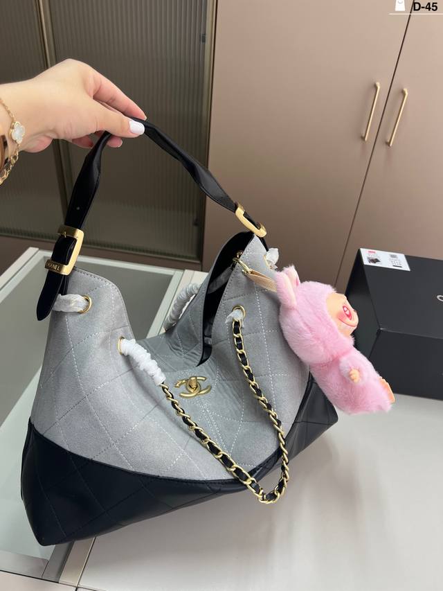 挂件随机 香奈儿Chanel托特包 手工坊超耐看的麂皮托特包 美拉德色系也很百搭！手提腋下都可以 D-45尺寸35×24折叠盒