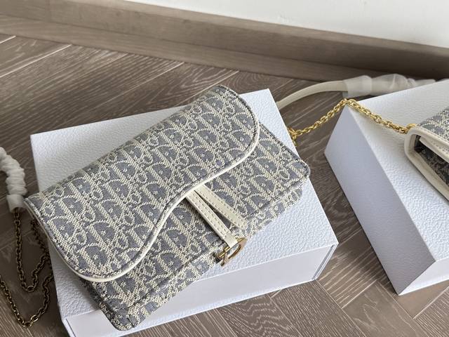 配折叠盒 Dior Summer 25浅蓝刺绣Woc条链包 手拿包 Dior的线条真是太好看怎么看都不腻 这款可以作为单肩包也可以作为手拿包使用 把条链缠两次也