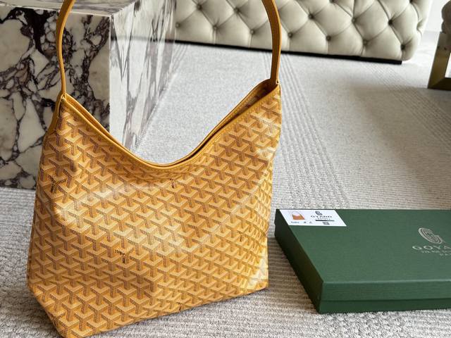 配盒 Size：45*28Cm 戈雅 新品Hobo腋下包 皮料 皮料 做工都升级哦！ 从头到尾全部都是客订哦！ Hobo太适合通勤啦！ 搜索戈雅 购物袋