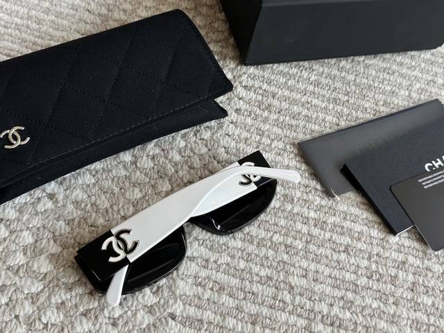 香奈儿5525熊猫配色窄框墨镜很难不爱呀 Chanel 5525熊猫配色真的让人眼前一亮T+ 连同侧面的双Clogo也是黑白拼色 加粗镜腿设计遮颧骨遮太阳穴 时