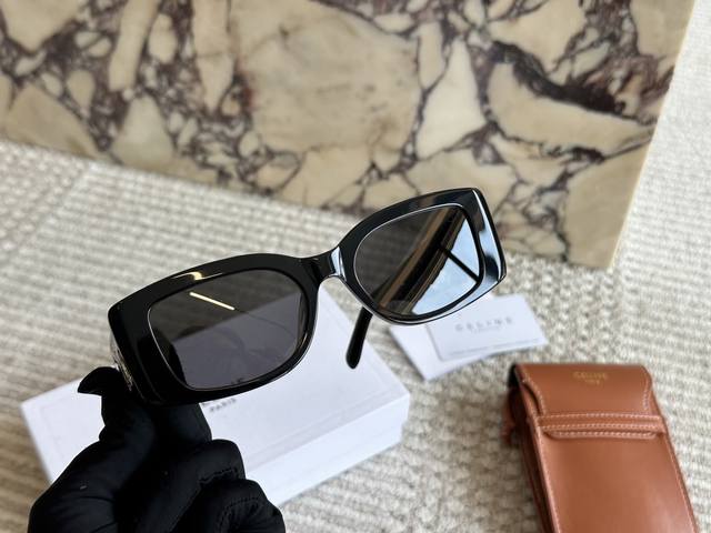 刘诗诗同款Celine凯旋门]窄框太阳镜 #秀场风范，优雅随行 刘诗诗同款Celine凯旋门窄框太阳镜 Cl 40282U，以简约设计诠释法式优雅。无论是日常出