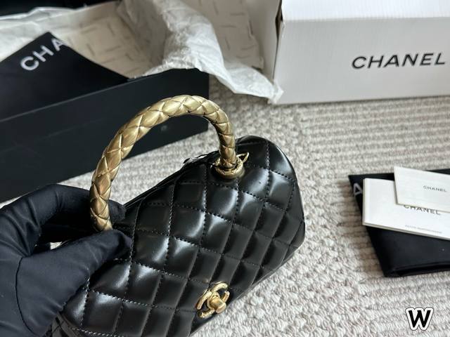 专 柜都难见的Coco Handle 专柜不见踪影Coco Handle 究竟怎么样 如果你的衣帽间中还没有-款小香包包，但是又不知道入哪款不亏，那今天帮你解决