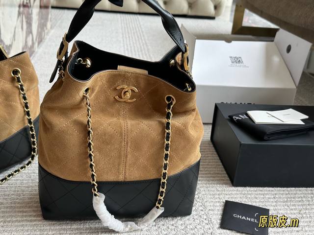 今期Chanel終於出爆款了... 剛 上新的Chanel手工房系列中最熱度最高的應是包包了;特別是掠皮小牛皮的大包包了 說真的今期的包包款是特別多,拼皮的話灰