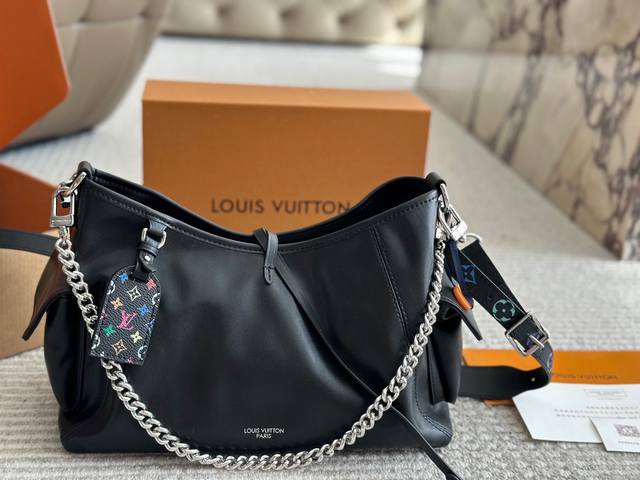 中号 原单 Carryalldark 中号手袋 本款 Carrvall Dark 中号手袋以柔软羊皮革塑造时尚慵懒 廓形为 春夏秀场造型增添瞩目姿彩抛光金属件与