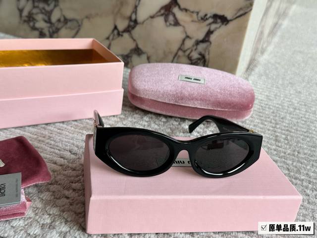 配置眼镜盒 眼镜袋 Miu镜框今年真的开挂了 Miu今年真的赢麻了~ 网红博主们耶爱的“Miumiu”11W 来咯 小猫眼设计 网红博主很爱Ta~遮脸显脸小，时