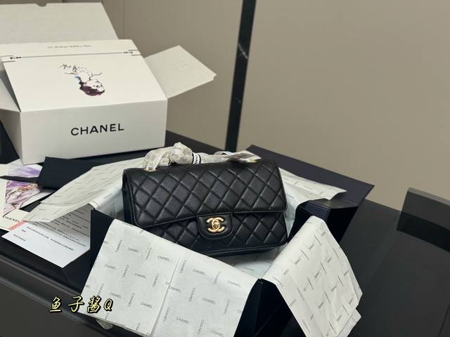 配折叠盒飞机盒 Size:25Cm 香奈儿 Cf我们一直很用心在做 秒杀其他市面上的货 鱼子酱面料 很舒服的一种！ 不管您是谁 稳稳Hold住哦 四季必备单品！