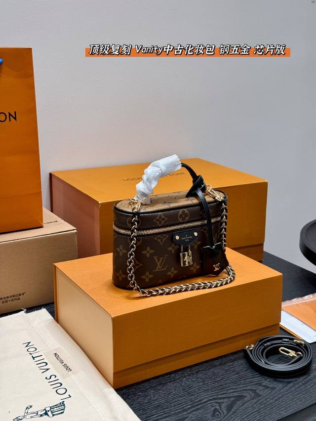 全套礼盒包装 顶级复刻 全钢五金 动态芯片 Lv超火的化妆包中古Vanity 疯狂种草 Lv这款来自 年最新的化妆包，全名叫Vanitychain Pouch，