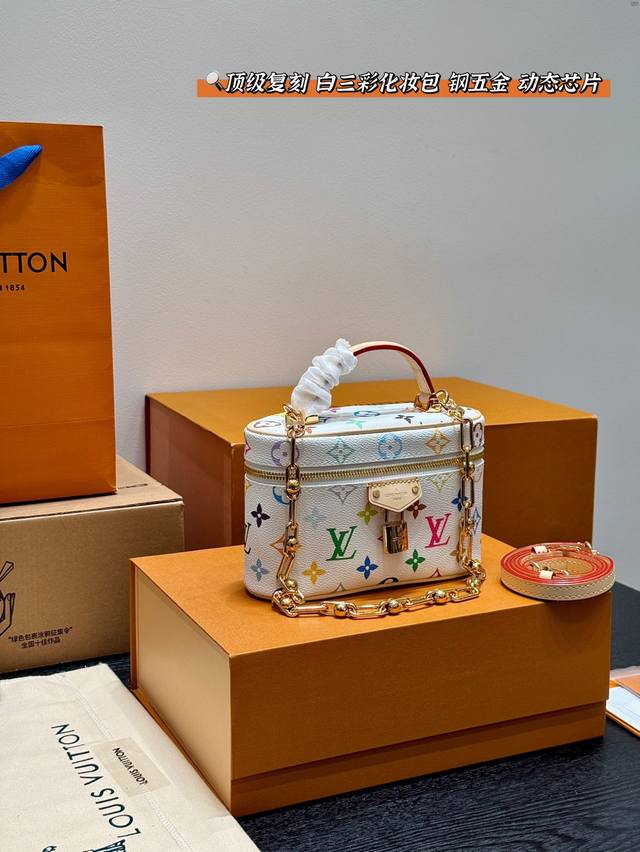 全套礼盒 顶级复刻 全钢五金 动态芯片 25Ss村上隆联名款白三彩 Lv 新品白彩化妆包 真的是太好看了！很小巧精致，放遥遥领先宽度刚刚好，再大一点的手机应该也