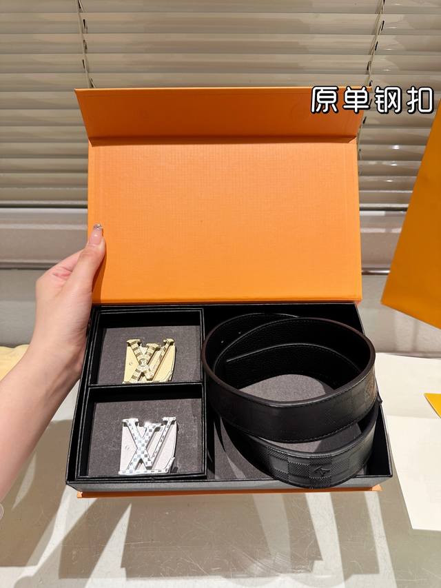 双头 钢扣 高版本！腰带 Lv牛皮皮带～热门款 男女通用皮带里面最火的版本啦～质量很好 全套包装！五金绝对不褪色 皮带头和专柜一样的哦～ 配礼盒手提袋发票
