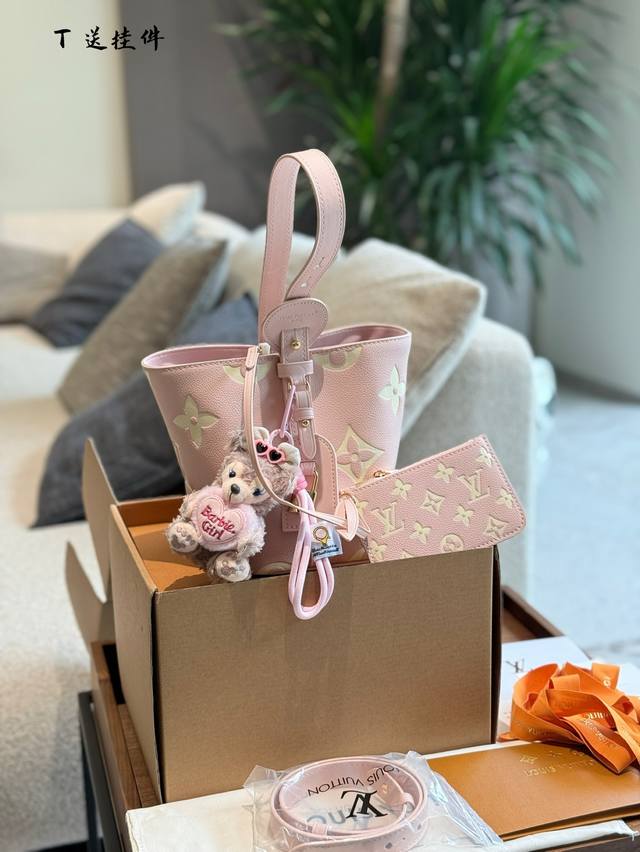 All In Bb水桶手袋]压花 本款All Inbb手袋为Monogram帆布搭配亮泽金属件，以标志性挂锁和名牌彰显经典格调。可调节肩带延续品牌制箱传承，皮革