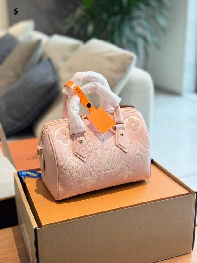 Lv Seepdy枕头20Cm颜色很柔和,嫩粉好软糯,挂上同样粉粉的玲娜贝儿老师,一整个配极了。 大小也合适,小小的还能装下手机,Nice ~女孩真的拒绝不了这 Lv Seepdy枕头20Cm颜色很柔和,嫩粉好软糯,挂上同样粉粉的玲娜贝儿老师,一整个配极了。 大小也合适,小小的还能装下手机,Nice ~女孩真的拒绝不了这