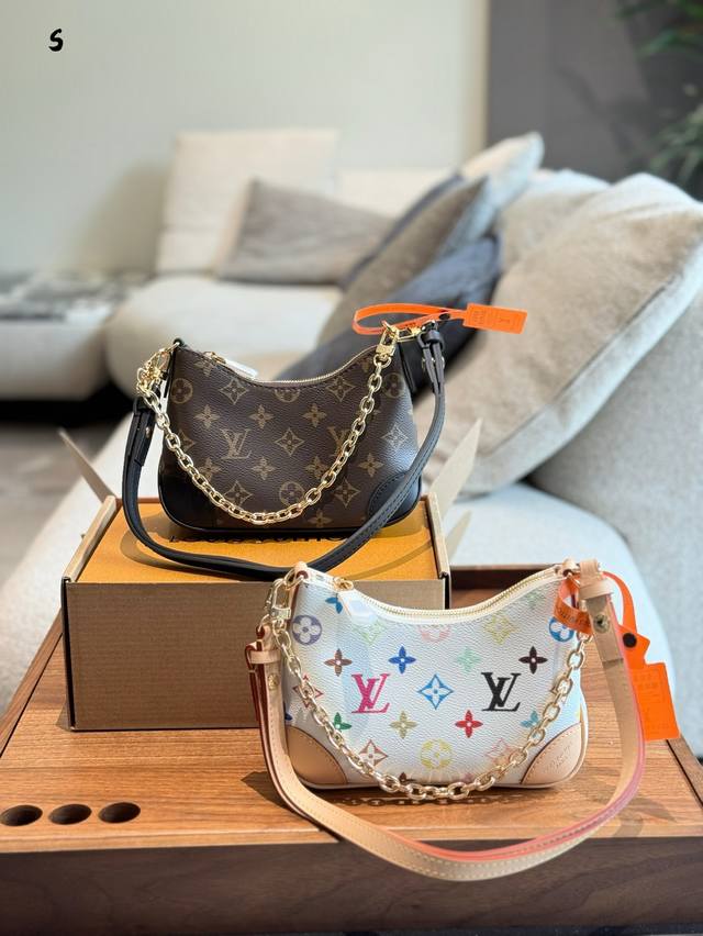 Lv Nano牛角包 经典迷你，百搭王者 Lv经典Monogram老花遇上迷你牛角包型，复古又时髦可拆卸金色链条肩带，解锁手提、斜挎、腋下多种背法。小巧能装，日