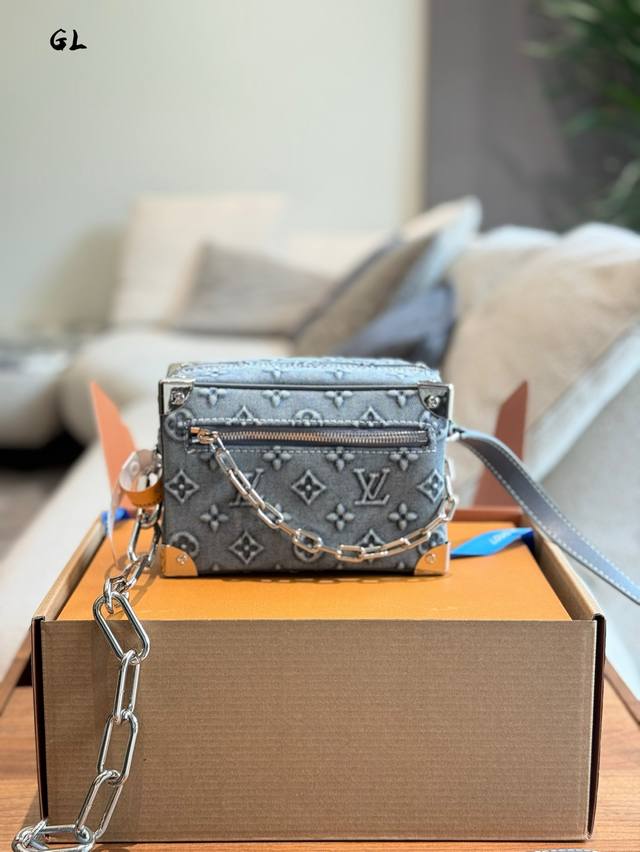 Lv浮雕牛仔箱子包19Cm配盒子